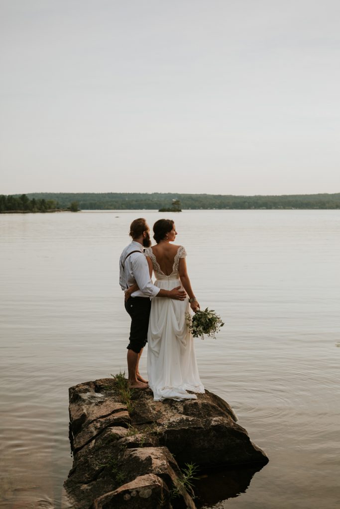 quebec-shawville-cottage-nature-rustic-wedding-couple-sunset-lake